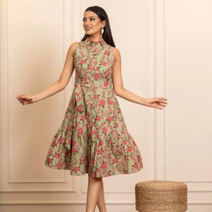 Robe mi-longue en coton à imprimé floral pour femmes |   Robe sans manches à col montant, coupe ajustée et évasée |   Vêtements élégants et décontractés pour femmes pour les vacances d'été - Product Image 1