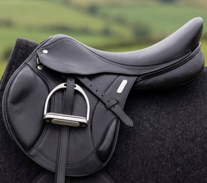 Selle d'équitation professionnelle anglaise en cuir ultra-doux, légère, homologuée pour le saut d'obstacles, tailles et designs personnalisables - Product Image 1