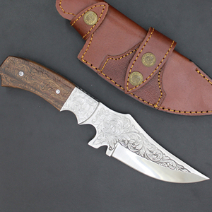 Cuchillo de acero de Damasco hecho a mano con grabado personalizado, hoja dentada y mango de hueso de camello y madera dura. - Product Image 6