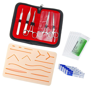 Kit d'entraînement à la suture pour étudiants en médecine avec un ensemble complet d'instruments chirurgicaux, porte-aiguille, forceps, ciseaux, sutures et silicone - Product Image 1