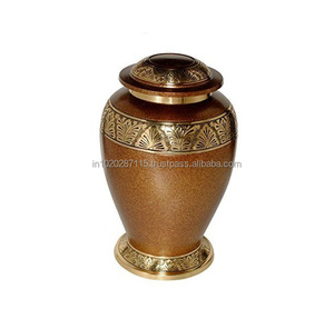 Urne élégante de crémation en laiton royal pour adultes pour un stockage commémoratif de longue durée avec des gravures florales faites à la main - Product Image 4