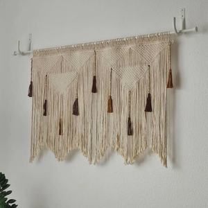 Décoration murale en macramé fait main, style bohème, avec franges à pompons, en matériaux naturels, pour la maison ou le bureau. - Product Image 2