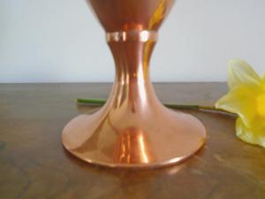 Carafe de service en cuivre de luxe avec long bec courbé et base robuste sur pied pour une expérience culinaire raffinée et les restaurants royaux - Product Image 3