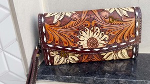 Cartera de mano de cuero repujado a mano estilo western, superventas, con diseño tallado, tipo funda para teléfono, multiusos para mujer - Product Image 6