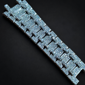 Correa de reloj personalizada con diamantes incrustados, diseño de eslabones pavimentados, banda de repuesto de lujo para un estilo premium. - Product Image 1