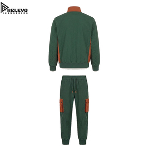 Ensemble de survêtement athlétique pour homme de haute qualité OEM, veste zippée et pantalon de jogging cargo, vert foncé, orange rouille - Product Image 2