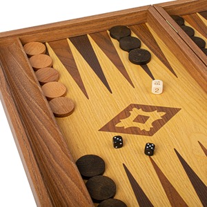 Jeu de backgammon en bois avec dés et pions dans un coffret cadeau - Product Image 2