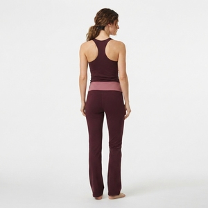 Conjunto de Yoga para Mujer en Rosa Borgoña con Contraste, Top Camiseta y Leggings de Cintura Alta con Corte Acampanado, Ropa Deportiva para Gimnasio y Entrenamiento - Product Image 3