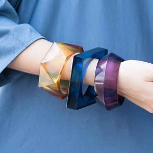 Brazaletes de Resina Hechos a Mano con Impresión Digital, Lisos y Teñidos, Accesorios de Moda Premium para Mujer, Marca TCE, Modelo Tce00, Venta al Por Mayor - Product Image 2