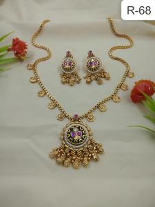 Conjunto de Collar y Pendientes Chapados en Oro Antiguo con Incrustaciones de Piedras Moradas y Verdes, Joyería Tradicional India de Latón para Novias - Product Image 3