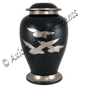 Lujosa urna funeraria de latón con un acabado brillante y un diseño atemporal para cuidar las cenizas de Axiom Home Accents - Product Image 4