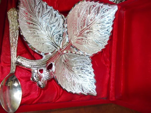 Tazón plateado en forma de hoja con cuchara, tazón decorativo de metal de lujo para servir frutos secos, ideal como regalo de boda. - Product Image 3