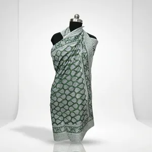 Tela de Algodón Estampada a Mano en Verde y Blanco con Borde de Motivo de Hojas para Confección de Saris, Manualidades y Proyectos de Decoración del Hogar - Product Image 1