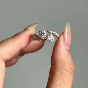 Anillo de banda cruzada Toi et Moi con diamante redondo de 1.04 quilates cultivado en laboratorio para mujer, oro macizo de 14 quilates, regalo de boda único para parejas - Product Image 2