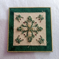 Applique religieuse de luxe brodée à la main avec cristaux rouges et fil de bouillon 3D personnalisé pour vêtements de cérémonie