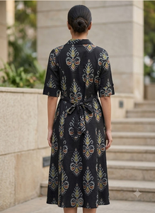 Robe ethnique noire imprimée pour femme, col chemise, manches trois quarts, coupe évasée, style décontracté et traditionnel pour le quotidien - Product Image 2