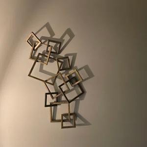 Arte de pared cuadrado entrelazado de latón con acabado dorado premium, adecuado para sala de estar, recepción de hotel y comedor. - Product Image 5