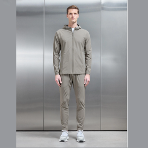Conjunto deportivo ligero tipo cortavientos con ajuste cómodo, estilo deportivo y moderno, chándal de nailon para hombre - Product Image 5
