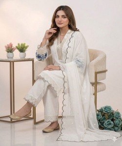 Ensemble chic en Chanderi avec broderie à sequins et découpes, comprenant un haut, un pantalon palazzo et un dupatta, blanc - Product Image 4