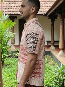เสื้อเชิ้ตแขนสั้นผ้าฝ้ายพิมพ์ลายบล็อกด้วยมือสำหรับผู้ชาย สไตล์ลำลอง งานฝีมือแบบดั้งเดิม ทรงปกติ เหมาะสำหรับใส่เที่ยวพักผ่อนในช่วงฤดูร้อน ติดกระดุม - Product Image 2
