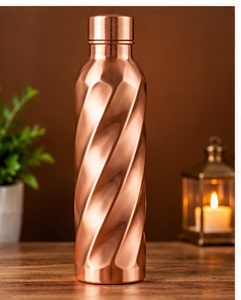 Botella de Agua de Cobre Grabada a Mano con Patrón de Ondas Zen Asiáticas, Recipiente Metálico Portátil y Ecológico - Product Image 4