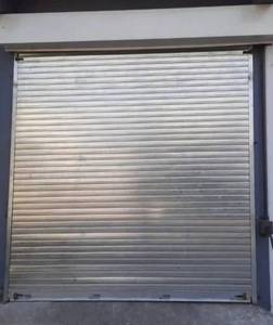 Persiana Enrollable de Acero con Acabado Estético y Función Antirrobo para Uso Exterior Contemporáneo - Product Image 2