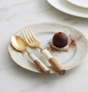 Ensemble de couverts minimalistes en acier inoxydable doré avec manches en bois poli miroir, compatibles lave-vaisselle, essentiels pour la table de mariage ACMI - Product Image 4