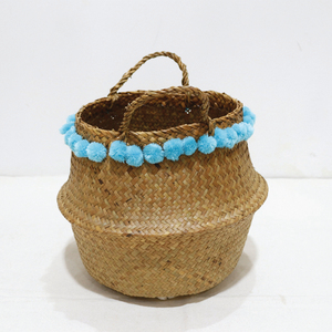 Panier de rangement tressé tendance en feuille de palmier naturelle durable, écologique, bleu, avec pompons, pour la maison - Product Image 3