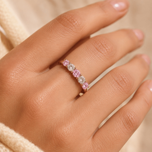 Bijoux fins en or 10 carats avec diamants de laboratoire roses clairs et blancs taille brillant, sertis en pavé à cinq pierres, certifiés IGI, vente en gros OEM - Product Image 4