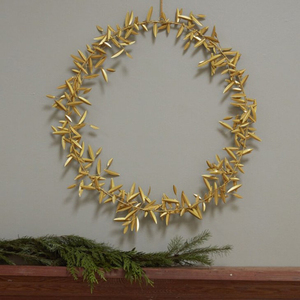 Hermosa Corona de Hojas de Olivo en Metal Dorado con Follaje Detallado y Estrecho, Perfecta para Decoración de Paredes de Hogares Mediterráneos Elegantes - Product Image 4