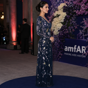 Vestido de Noche de Lujo Azul Marino con Bordado Floral |   Vestido Largo de Fiesta, Cóctel o Boda con Escote en V Profundo y Manga Larga para Mujer - Product Image 4