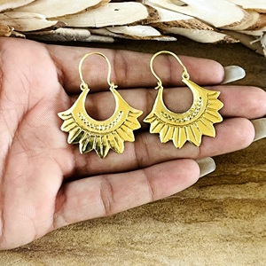 Pendientes Boho de Diseño Único, Joyería Tribal de Latón para Mujer, Bañados en Oro de 18k, Aros Florales Colgantes, Flor de Sol Étnica, Venta al por Mayor/OEM/ODM - Product Image 2