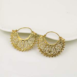 Boucles d'oreilles créoles en laiton plaqué or, design filigrane vintage, micro-incrustation, bijoux de mode unisexe du Rajasthan - Product Image 1