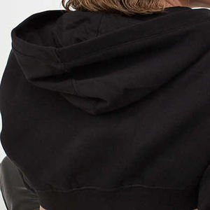 Sudaderas con capucha más vendidas, sudaderas con capucha cortas con cremallera completa para mujer, sudaderas con capucha personalizadas para mujer en color negro disponibles según su demanda. - Product Image 4