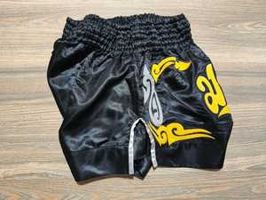Pantalones cortos de muay thai premium hechos con tela ligera, transpirable y de secado rápido, y cintura elástica para un entrenamiento cómodo. - Product Image 6