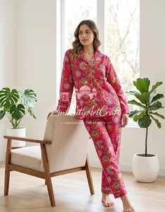 Ensemble de pyjama pour femmes en coton pur de qualité supérieure, imprimé à la main avec des motifs floraux Jaipuri, chemise à manches longues à col boutonné et pantalon de pyjama - Product Image 2
