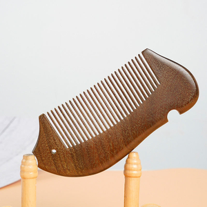 Peigne à cheveux artisanal sculpté en bois naturel, à dents fines, en forme de poisson, anti-statique, en bois de santal naturel, artisanat naturel, vente en gros - Product Image 1