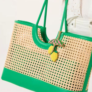 Llavero de Corazón con Cuentas Hecho a Mano, Ecológico, Duradero e Impermeable, Color Rosa y Rojo, Adorno para Bolso con Herrajes Dorados - Product Image 1