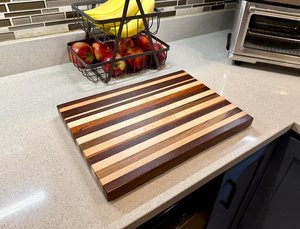 Elegante Tabla de Cortar de Bambú con Acabado Liso, Tabla de Quesos Funcional y Estilosa con Detalles en Acero Inoxidable para Todas las Cocinas - Product Image 1