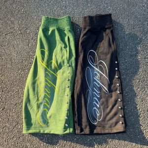 Pantalones Cortos Casuales de Algodón Grueso para Hombre, Estilo Y2K Grunge, con Estampado Gráfico y Tachuelas Plateadas, Venta al por Mayor Personalizada - Product Image 2