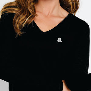 T-shirt en tricot uni à col en V et manches longues pour femme, noir, logo, coupe décontractée, 100% coton biologique, respirant, respectueux de l'environnement - Product Image 4