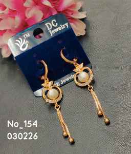 Boucles d'oreilles clous tendance en acier inoxydable plaqué or avec zircone cubique pour femme, design géométrique, idéales pour les soirées, fournisseur direct - Product Image 2