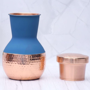 Pot Matka en Cuivre Pur avec Couvercle en Verre Intégré, Bleu Soie, Récipient à Eau Ayurvédique, Vaisselle Réutilisable de Qualité Supérieure pour la Maison et le Bureau - Product Image 1