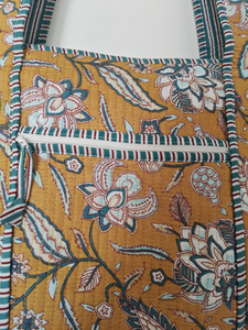 Sac fourre-tout matelassé orange moyen à double poignée et fermeture éclair, multi-usages - Product Image 3