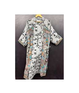 Écharpe en soie Sari à motif floral |   Robe kimono en crêpe de soie faite à la main pour femme, col en V, longueur intégrale, taille élastique sur le devant |   Luxe vintage - Product Image 1