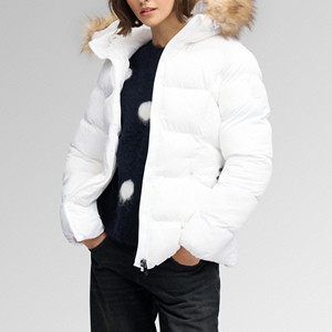 Veste matelassée blanche pour femme avec capuche à bordure en fourrure, fermeture éclair sur toute la longueur des manches, taille ajustable, manteau d'hiver - Product Image 3