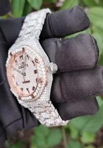 Montre en acier inoxydable avec diamants VVS sur mesure, directement de l'usine, pour la promotion de marque et les cadeaux d'entreprise, disponible à la vente. - Product Image 5