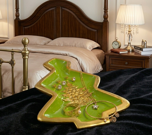 Plateau en aluminium en forme de sapin de Noël festif, émaillé en vert émeraude avec élégants accents dorés pour la décoration des fêtes - Product Image 5