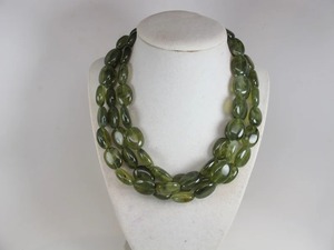 Collier moderne en résine fait main pour femme, pendentif bouclier tendance, chaîne de perles décontractée pour soirée, cadeau parfait pour un anniversaire, idéal pour toutes les tenues - Product Image 4
