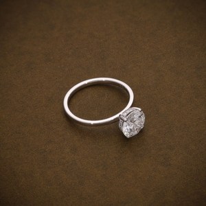 Anillo de Compromiso Vintage para Mujer, Chapado en Rodio sobre Oro Blanco de 14K, con Diamante de Laboratorio Brillante VVS de 2 Quilates, de Jain Casting Premium - Product Image 4